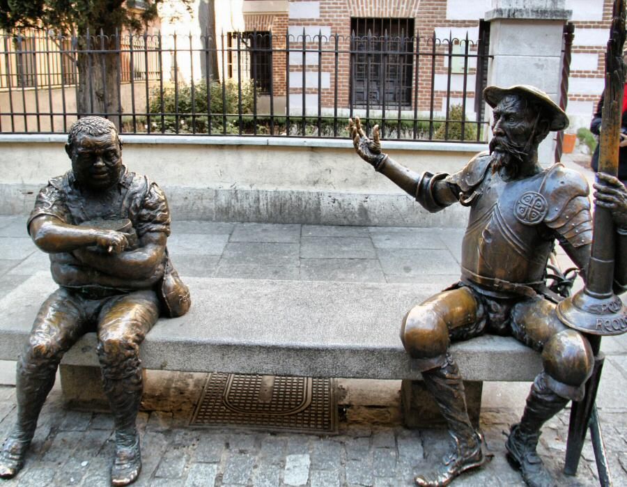 Banc de Sancho Pancha et Banc de Sancho Pancha et de Don Quichotte devant la maison de Cervantes.