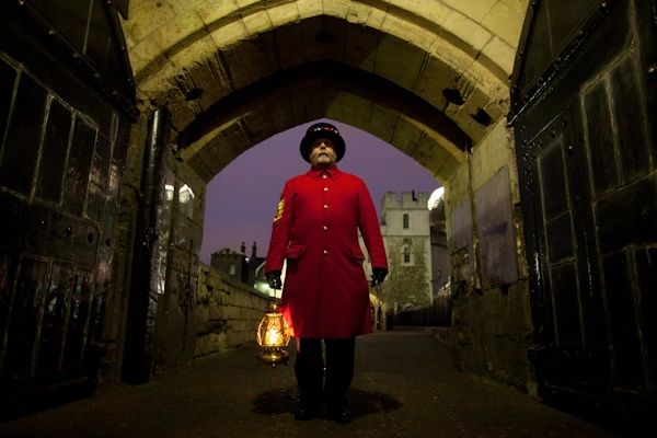 Le maître de cérémonie Yeoman Warder pendant la Cérémonie des Clés 