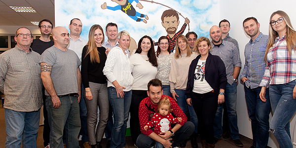 comm634_600x300_strangers_7