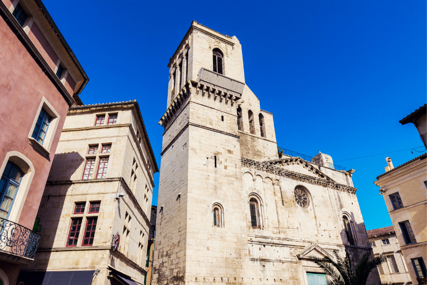 Que-faire-a-Nimes-en-Famille-decouvrir-ville