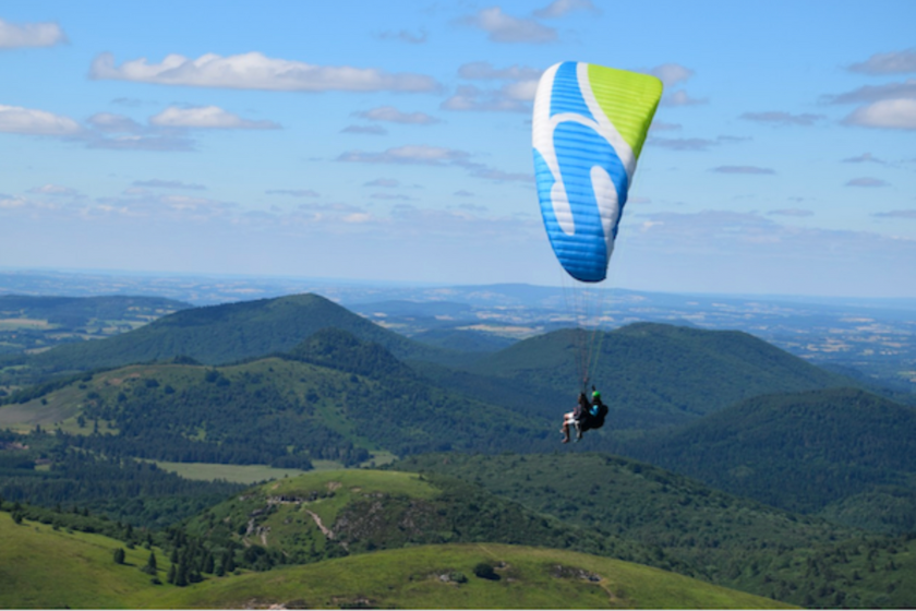 activite-insolite-auvergne-bapteme-parapente-volcans