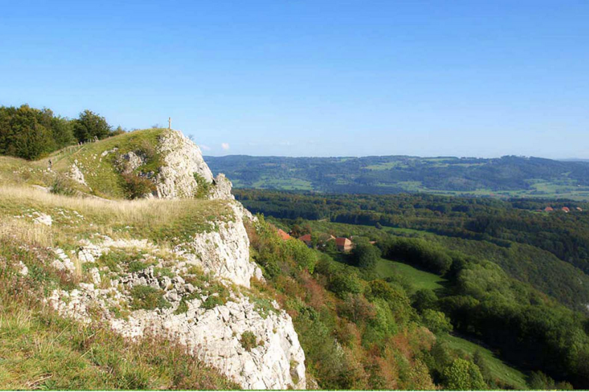 Randonnées Jura sentier Roche du Prêtre