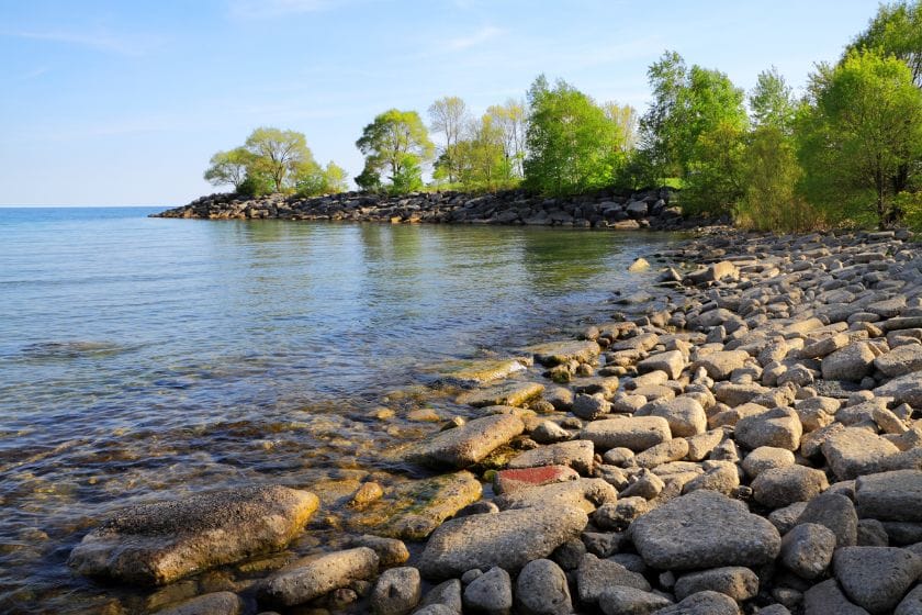 Petite plage tranquille sur le bord du Lac Ontario