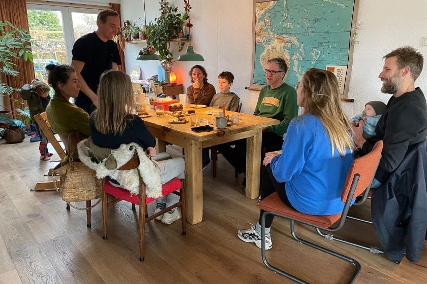 discussion dans la salle à manger d'un membre qui a ouvert sa maison