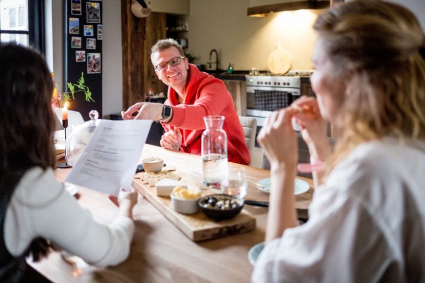 Un membre monte son Guide de maison à un visiteur lors de l'événement en Hollande
