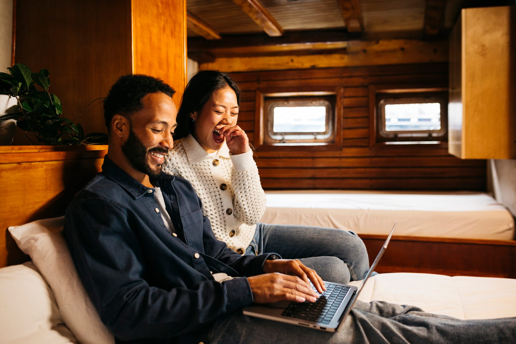 Couple qui sont sur l'ordinateur