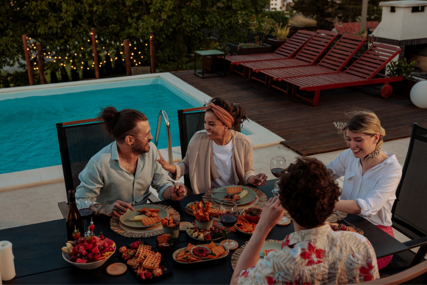 Maison en Espagne avec piscine repas entre amis.png