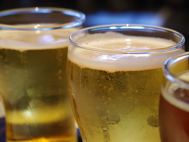 Boire une bière au Délirium café